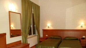 Classic Triple Room | Minibar, in-room safe, desk, soundproofing - villa maria park (Albano Laziale)