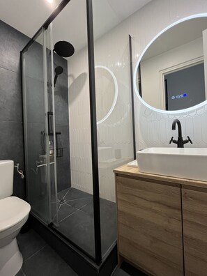 Shower, hair dryer, towels, soap - Colonel Fabien Buttes-Chaumont (Paris)