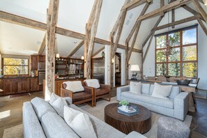 Fernseher, Kamin, Arbeitsbereiche