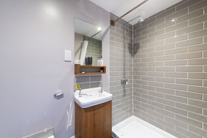 Comfort Room | Bathroom shower - The Seymour Arms (Bristol)