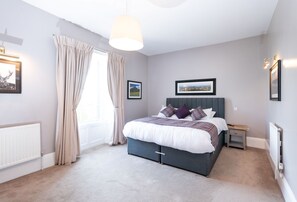 Escrivaninha, cortinas blackout, ferros/tábuas de passar roupa