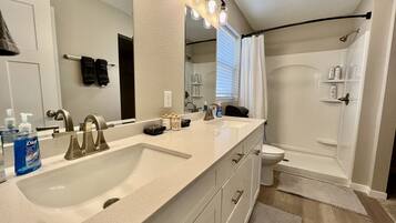 Dusche, Haartrockner, Handtücher, Seife