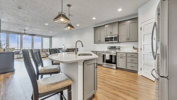 Een koelkast, een magnetron, een oven, een vaatwasser