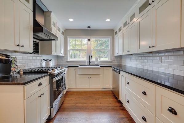 House (5 Bedrooms) | Interior