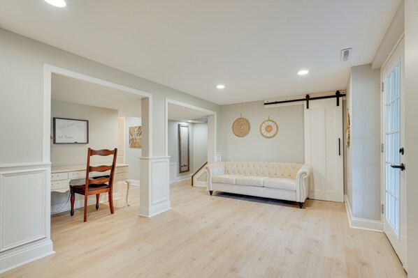 House (5 Bedrooms) | Interior