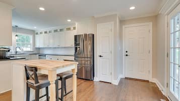 House (5 Bedrooms) | Interior