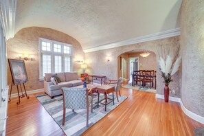 Living area - Charming Tusla Home ~ Half-mi to Expo Square! (Tulsa)