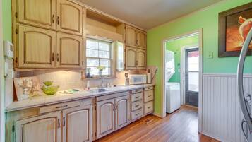 Cottage (3 Bedrooms) | Private kitchen | Microwave, oven, stovetop, cookware/dishes/utensils