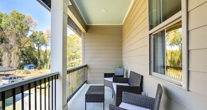 Bright Greenville Apt w/ Balcony, Near Downtown!