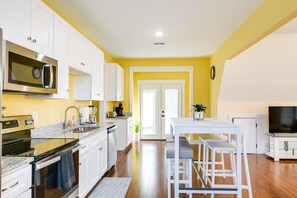 Microwave, oven, stovetop, dishwasher - Bright Greenville Apt w/ Balcony, Near Downtown! (Greenville)