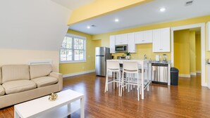 Unclassified image, 3 of 24, button - Bright Greenville Apt w/ Balcony, Near Downtown! (Greenville)