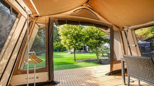 A tent with a view of a green lawn and trees. - L.M.S B&B GLAMPING (Gongguan)