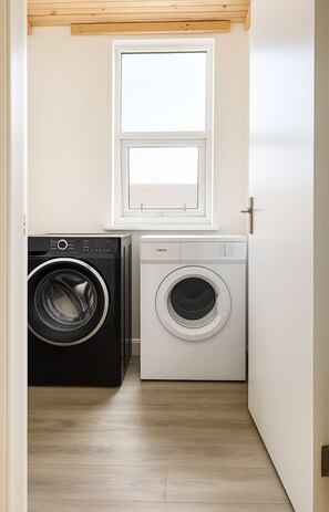Laundry room - Botanic Gardens Oasis: Urban Convenience & Comfort (Liverpool)