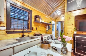 House (1 Bedroom) | Interior - Cozy Onalaska Cabin ~ 2 Mi to Lake Livingston! (Onalaska)