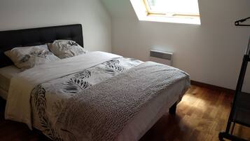 2 slaapkamers, een strijkplank/strijkijzer, gratis wifi, beddengoed
