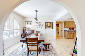 Dining - Sabino Canyon home with mountain views - walk to Sabino Canyon National Park (Tucson)