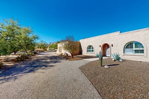 Exterior - Sabino Canyon home with mountain views - walk to Sabino Canyon National Park (Tucson)