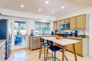 Fridge, microwave, oven, stovetop - Sabino Canyon home with mountain views - walk to Sabino Canyon National Park (Tucson)