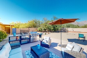 Outdoor dining - Sabino Canyon home with mountain views - walk to Sabino Canyon National Park (Tucson)