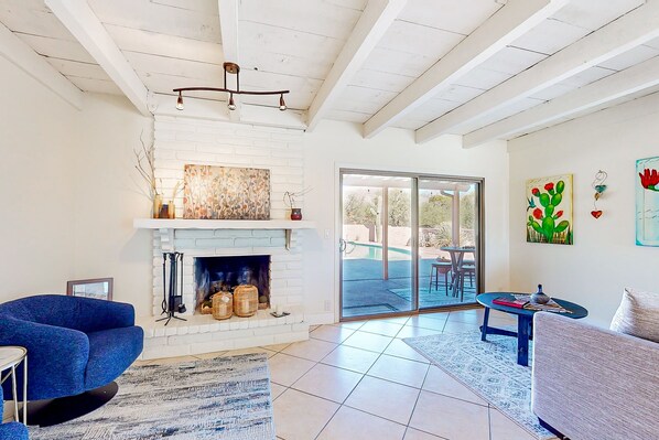 TV - Sabino Canyon home with mountain views - walk to Sabino Canyon National Park (Tucson)