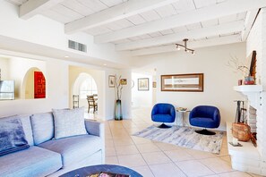 TV - Sabino Canyon home with mountain views - walk to Sabino Canyon National Park (Tucson)