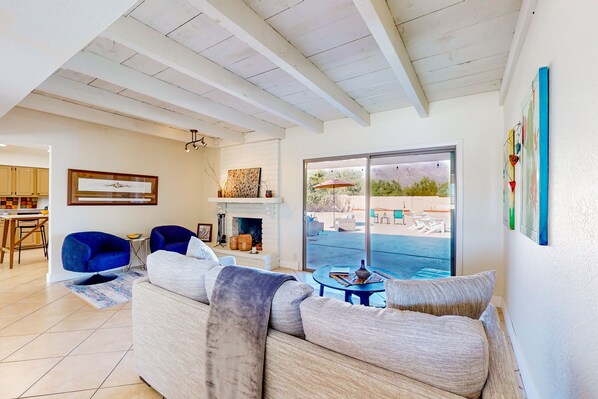 TV - Sabino Canyon home with mountain views - walk to Sabino Canyon National Park (Tucson)