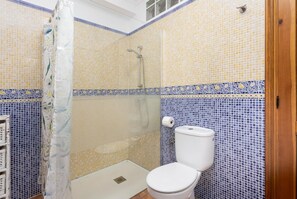 Shower, hair dryer, towels - Villa Cecilia Large Private Pool, A/C, WiFi (Caserío Río-Miel)
