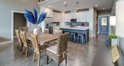 Chic Arkansas Retreat w/ Patio, Grill & Fire Pit!