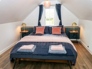 2 Schlafzimmer, individuell dekoriert, individuell eingerichtet