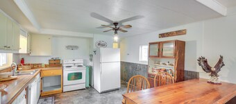 Charming Old Farmhouse in Libby: Pets Welcome!