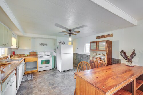 Charming Old Farmhouse in Libby: Pets Welcome!