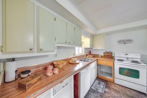 Cottage (2 Bedrooms) | Interior - Charming Old Farmhouse in Libby: Pets Welcome! (Libby)