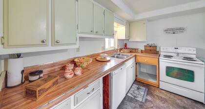 Charming Old Farmhouse in Libby: Pets Welcome!