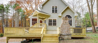 Rustic Retreat: Walk to Great Sacandaga Lake!
