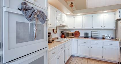 Covered Deck & Red Rock Views: Home in Sedona