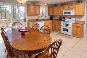 Kjøleskap, kokeplater og kaffetrakter/tekoker