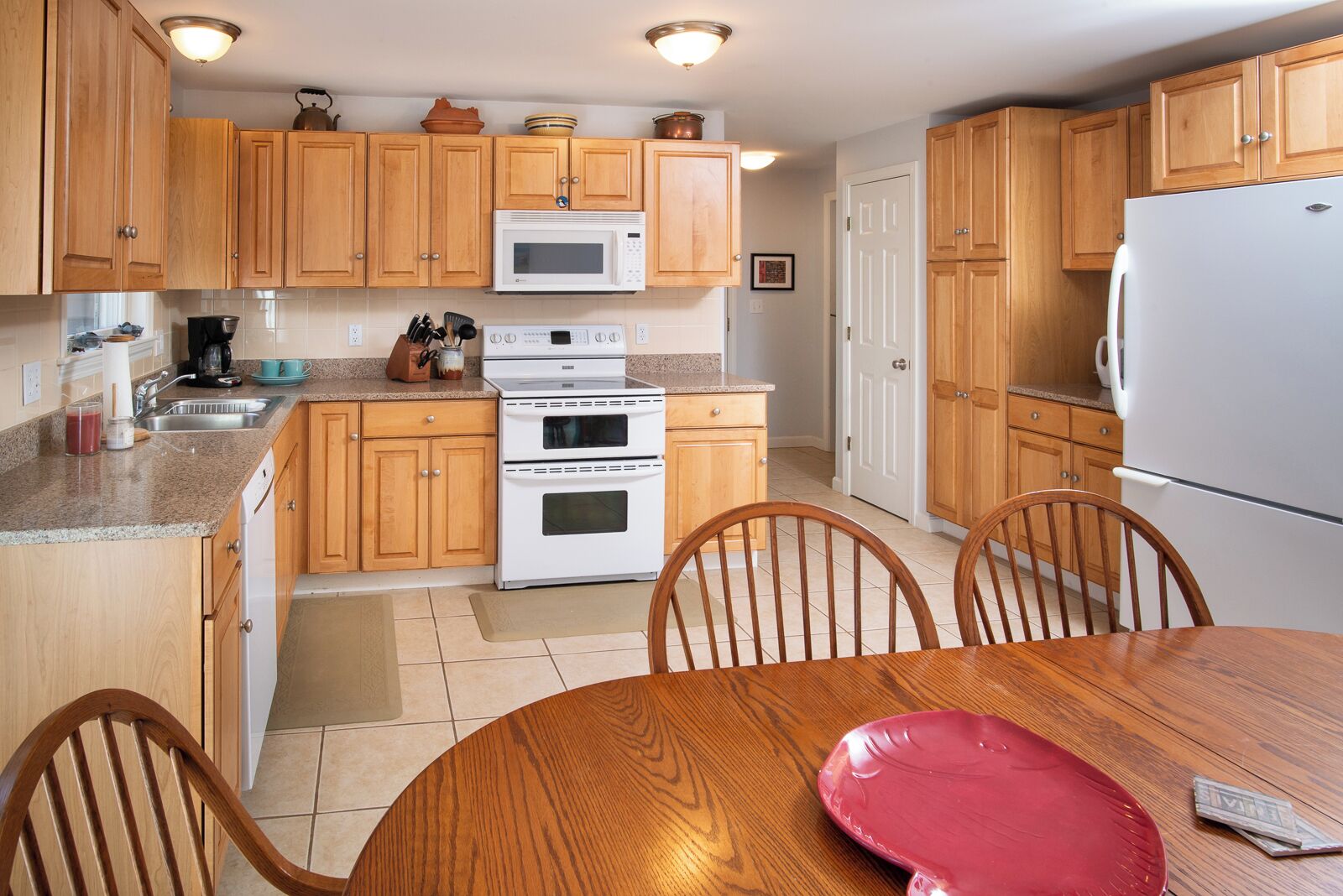 Fridge, stovetop, coffee/tea maker