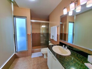 Ducha, toallas, jabón y champú