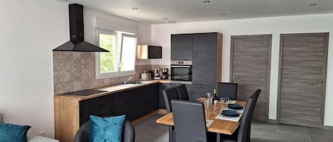 Coffee/tea maker, fridge, microwave, oven