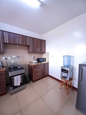 Private kitchen - 5 minutes to the beach! One bedroom apartment with an extra bed, lift, and pool! (Mombasa)