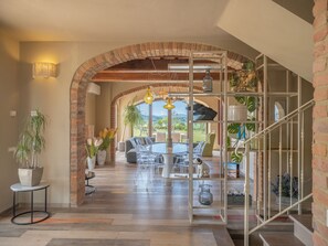 Room | Living area | 50-inch flat-screen TV with satellite channels - Villa Tosca (Peccioli)