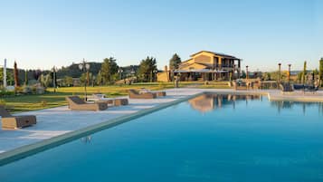 Kolam renang outdoor musiman, dengan payung kolam renang