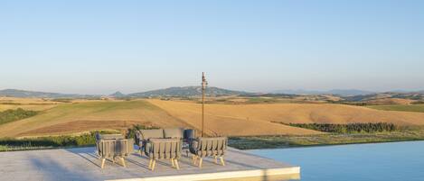 Sesongbasert utendørsbasseng, bassengparasoller og solsenger