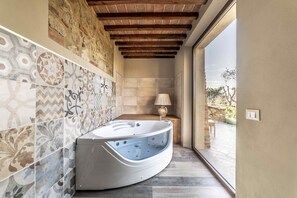 Room | 5 bedrooms, blackout drapes, iron/ironing board, cribs/infant beds - Villa Tosca (Peccioli)