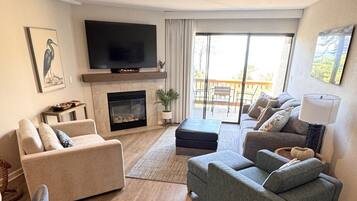 Smart TV, fireplace, stereo