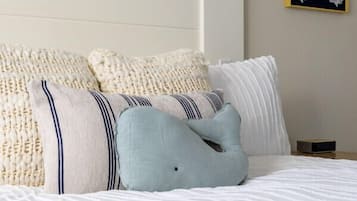 1 quarto, escrivaninha, ferros/tábuas de passar roupa, berço de viagem