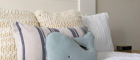 1 habitación, escritorio, tabla de planchar con plancha y cuna de viaje