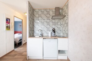 Interior - Le Mayflower - One Bedroom Apartment, Sleeps 4 (Le Grau-du-Roi)