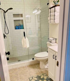 Shower, hair dryer, towels, soap - Cozy DFW Duplex, central location, kids, pets (North Richland Hills)