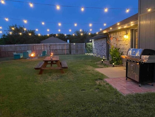 Outdoor dining - Cozy DFW Duplex, central location, kids, pets (North Richland Hills)